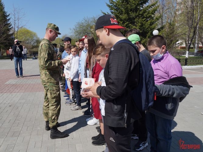 Офицер северского соединения Росгвардии принял Присягу у юнармейцев Офицер северского соединения Росгвардии принял Присягу у юнармейцев
