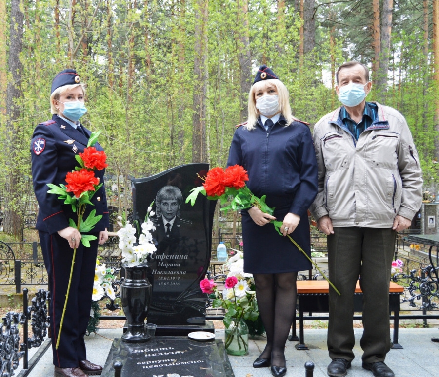 Северские полицейские почтили память коллеги, погибшей при исполнении служебного долга Северские полицейские почтили память коллеги, погибшей при исполнении служебного долга