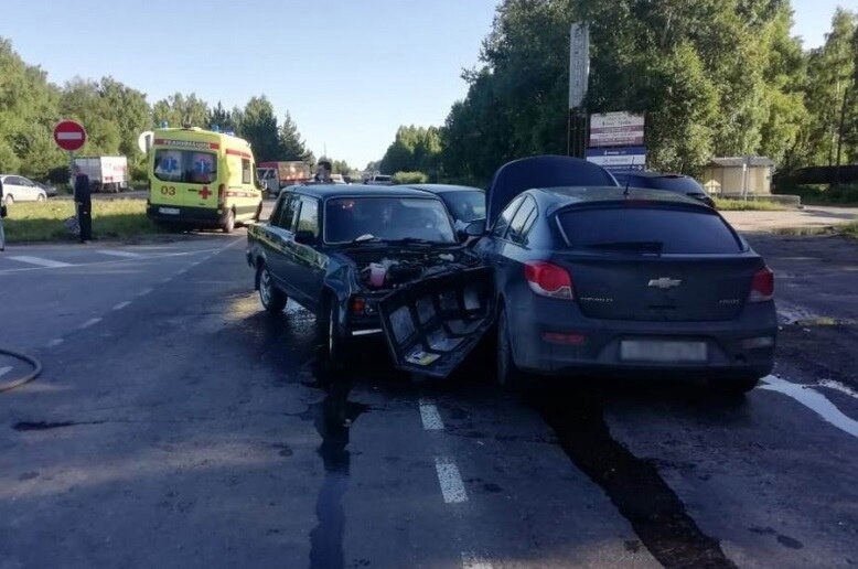 Два человека попали в больницу после тройного ДТП на трассе Томск — Самусь Два человека попали в больницу после тройного ДТП на трассе Томск — Самусь