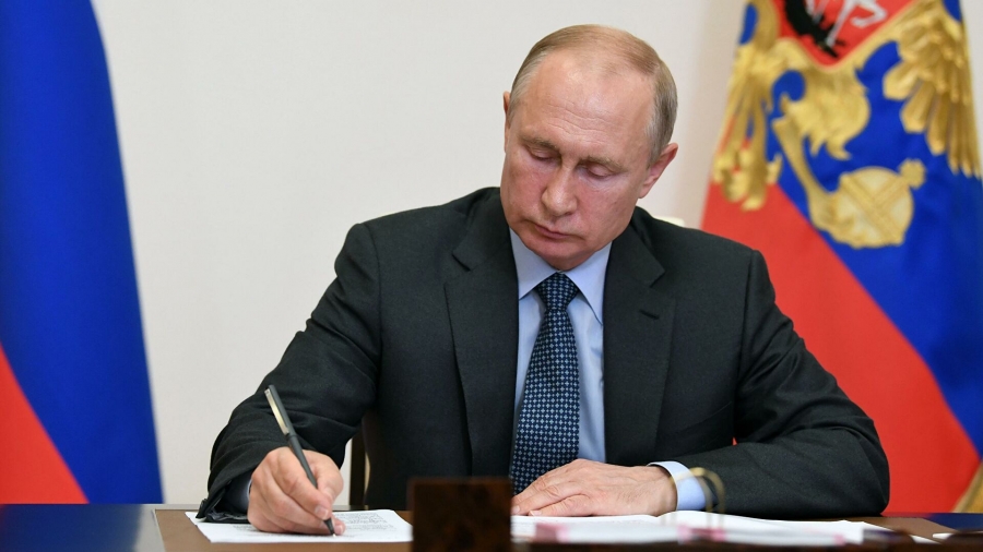 Путин поручил начать выплаты на школьников со 2 августа Путин поручил начать выплаты на школьников со 2 августа