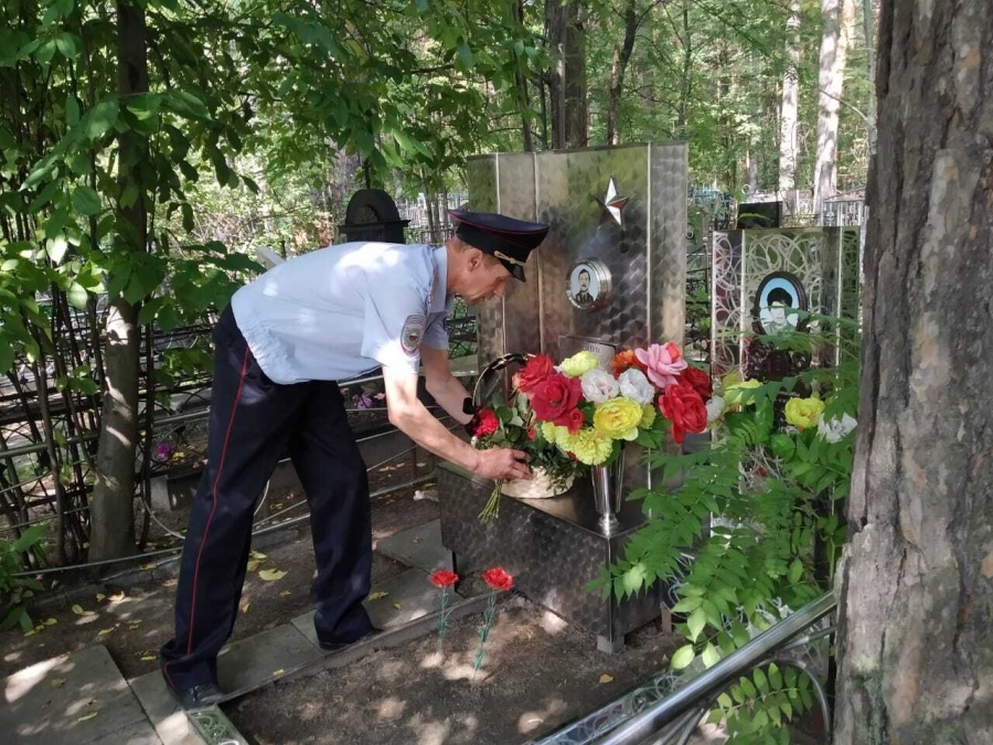 В Северске почтили память младшего сержанта милиции Игоря Ершова, погибшего при исполнении служебного долга В Северске почтили память младшего сержанта милиции Игоря Ершова, погибшего при исполнении служебного долга