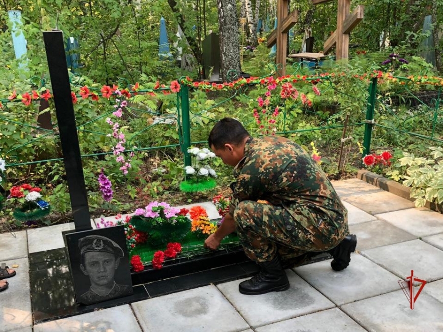 Военнослужащие Северского соединения Росгвардии почтили память боевого товарища Военнослужащие Северского соединения Росгвардии почтили память боевого товарища