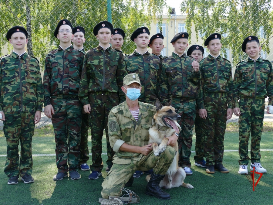 Выступлением кинологов и мастер-классом от спецназа завершилась акция «Каникулы с Росгвардией» Выступлением кинологов и мастер-классом от спецназа завершилась акция «Каникулы с Росгвардией»