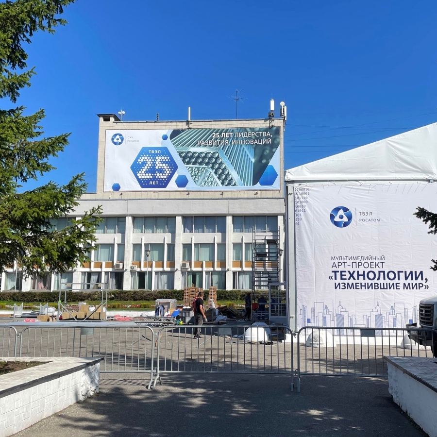 На театральной площади начался монтаж шатра На театральной площади начался монтаж шатра
