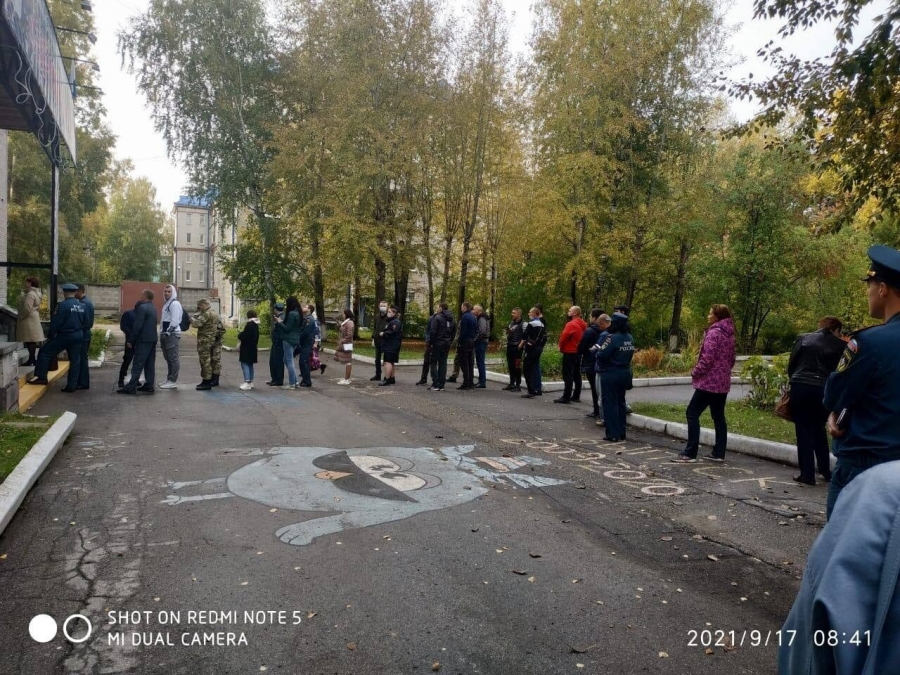 В Северске выстроились очереди из желающих проголосовать В Северске выстроились очереди из желающих проголосовать