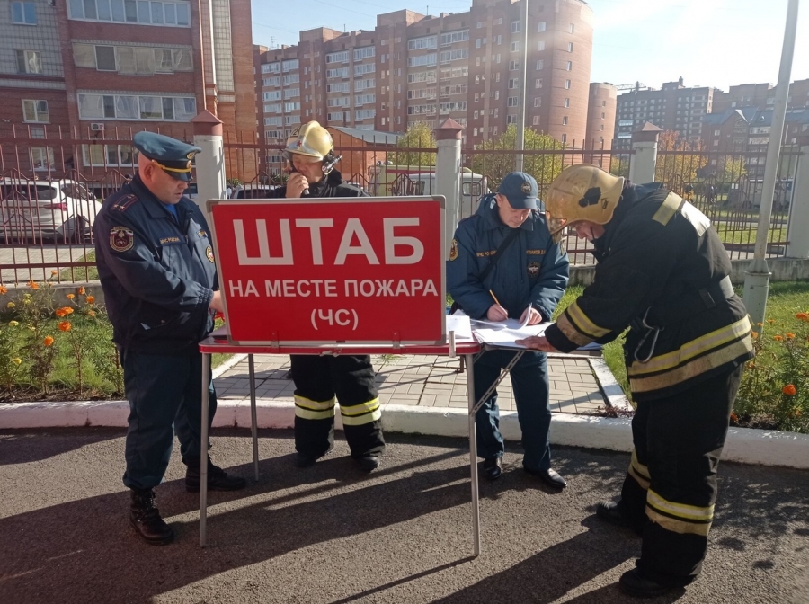 Северские пожарные провели показные пожарно-тактические учения Северские пожарные провели показные пожарно-тактические учения