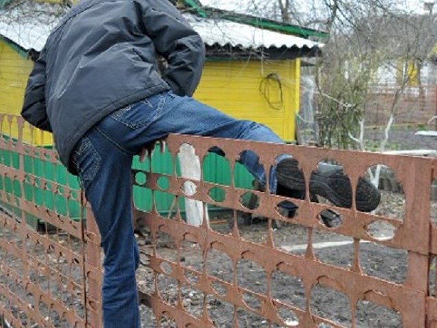 В Северске участковый уполномоченный полиции задержал подозреваемого в краже имущества В Северске участковый уполномоченный полиции задержал подозреваемого в краже имущества