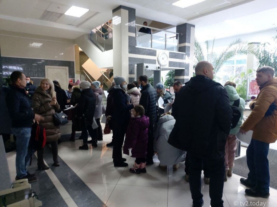 Около сотни томичей пришло в Думу Томской области с просьбой не поддерживать законопроект о QR-кодах Около сотни томичей пришло в Думу Томской области с просьбой не поддерживать законопроект о QR-кодах