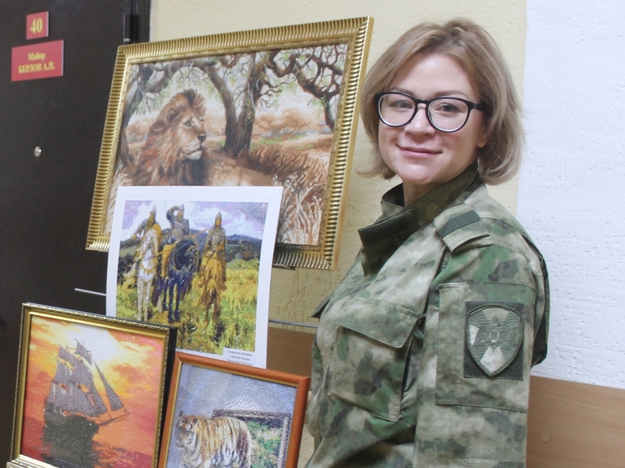 Командир Северского соединения Росгвардии наградил участников художественной выставки Командир Северского соединения Росгвардии наградил участников художественной выставки