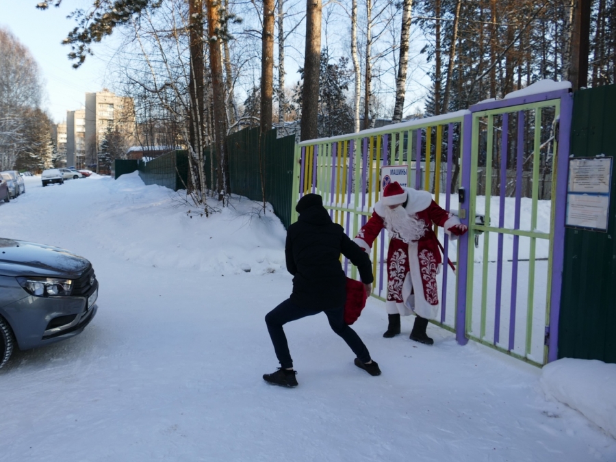 Сотрудники Росгвардии вернули похищенные в рамках учений подарки «Деду Морозу специального назначения» Сотрудники Росгвардии вернули похищенные в рамках учений подарки «Деду Морозу специального назначения»