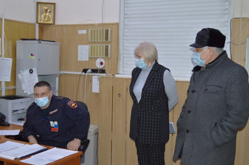 В рамках акции «Гражданский мониторинг» представители Общественного совета посетили дежурную часть УМВД России по ЗАТО Северск В рамках акции «Гражданский мониторинг» представители Общественного совета посетили дежурную часть УМВД России по ЗАТО Северск