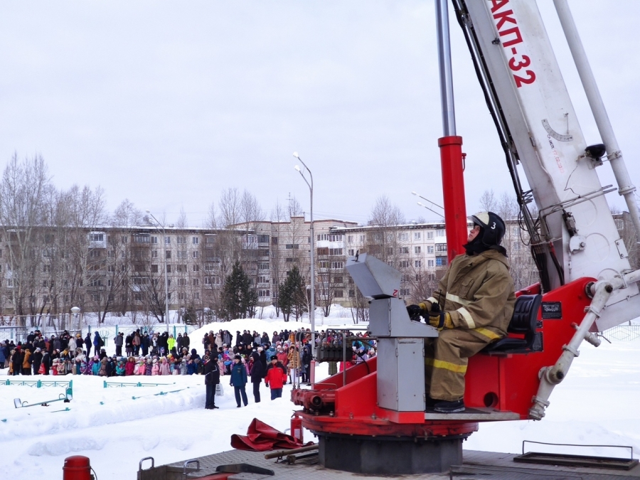 В школе № 90 прошли пожарно-тактические учения В школе № 90 прошли пожарно-тактические учения