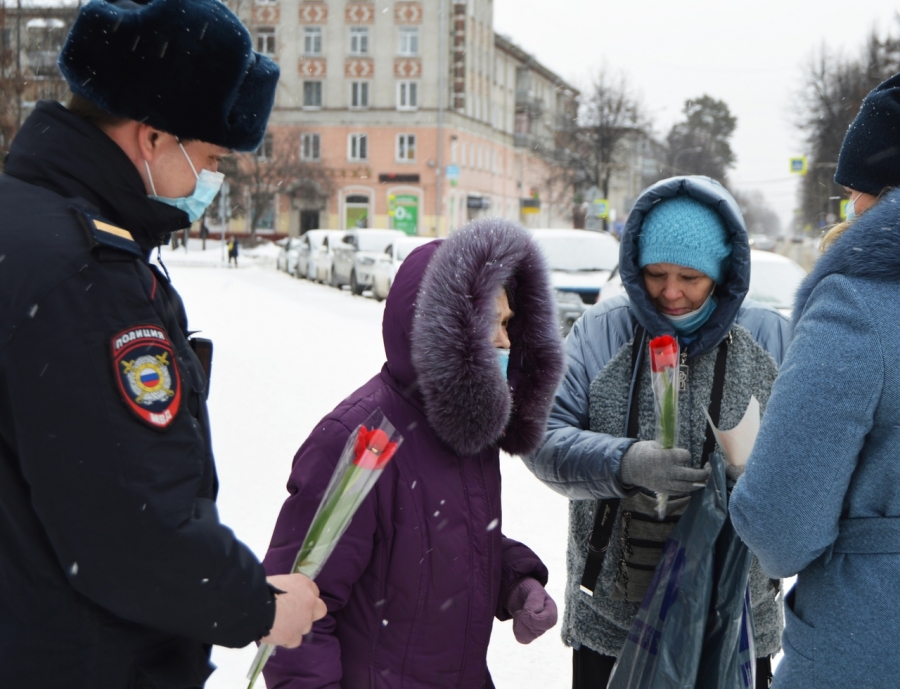 Полицейские и общественники поздравили жительниц Северска с Международным женским днем Полицейские и общественники поздравили жительниц Северска с Международным женским днем