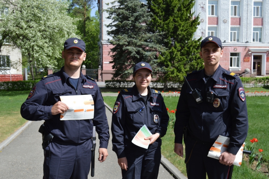 Полицейские совместно с общественниками и представителями СМИ провели мероприятие по профилактике мошенничества Полицейские совместно с общественниками и представителями СМИ провели мероприятие по профилактике мошенничества