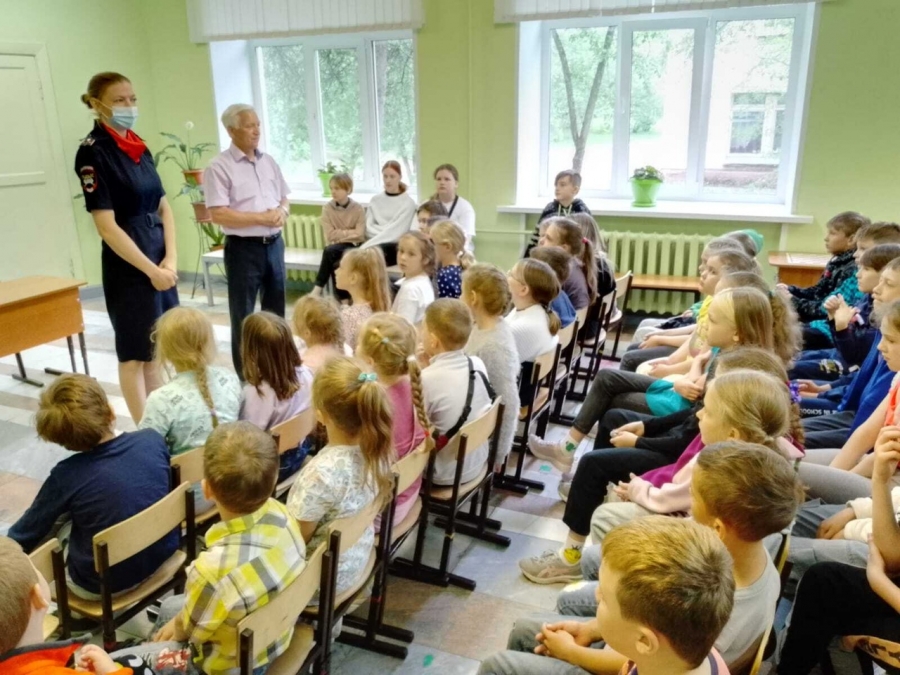 Сотрудники полиции провели беседу в пришкольном лагере в рамках оперативно-профилактического мероприятия «Защита» Сотрудники полиции провели беседу в пришкольном лагере в рамках оперативно-профилактического мероприятия «Защита»