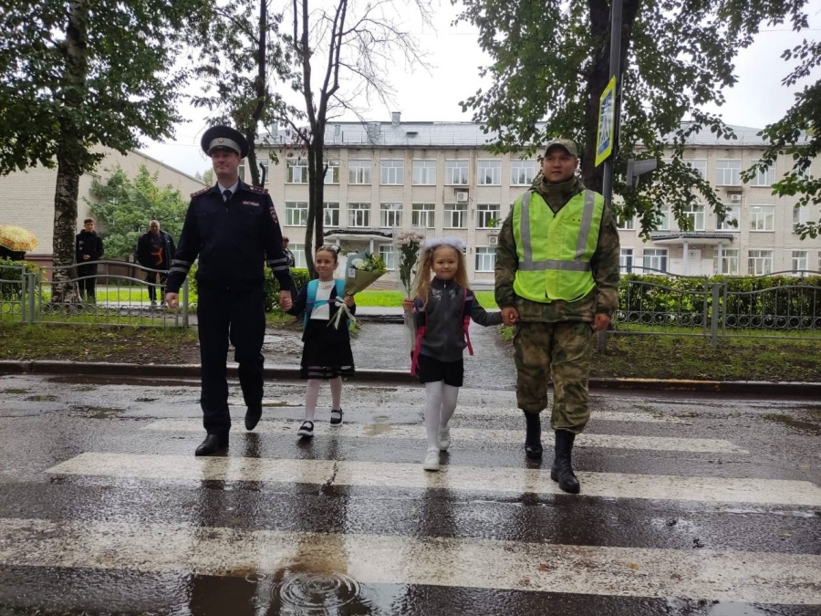 В День знаний росгвардейцы провели акцию по повышению безопасности дорожного движения «Осторожно, дети!» В День знаний росгвардейцы провели акцию по повышению безопасности дорожного движения «Осторожно, дети!»