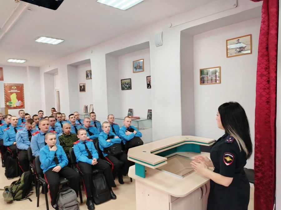 Полицейские встретились с воспитанниками Северского кадетского корпуса и провели беседу по правовому информированию Полицейские встретились с воспитанниками Северского кадетского корпуса и провели беседу по правовому информированию