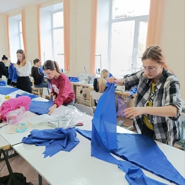 Студенты СПК традиционно участвуют в акции «Синий платочек» Студенты СПК традиционно участвуют в акции «Синий платочек»