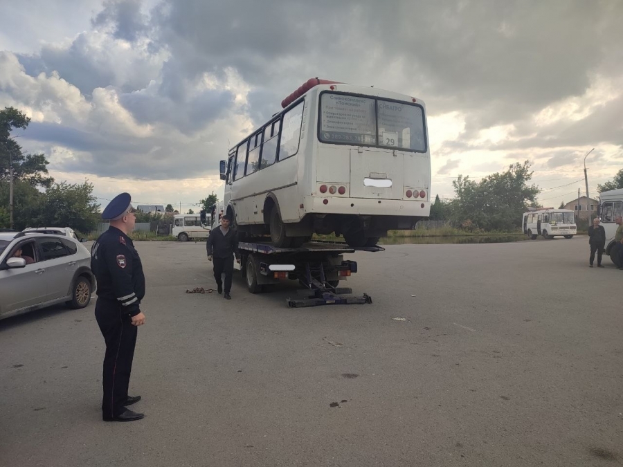 Полицейские продолжают проверять безопасность перевозок пассажиров Полицейские продолжают проверять безопасность перевозок пассажиров