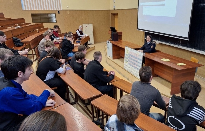 Полицейские и общественники провели масштабный комплекс бесед со студентами по правовому информированию Полицейские и общественники провели масштабный комплекс бесед со студентами по правовому информированию