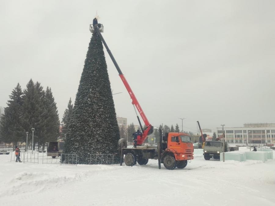 В городе приступили к строительству ледового городка В городе приступили к строительству ледового городка