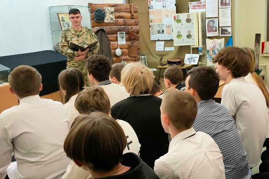 Офицер Росгвардии провел урок мужества в преддверии 82-й годовщины полного освобождения Ленинграда от фашистской блокады Офицер Росгвардии провел урок мужества в преддверии 82-й годовщины полного освобождения Ленинграда от фашистской блокады