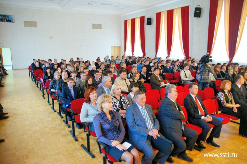 Первокурсники аплодисментами встретили прибытие на праздничный перрон VIP поезда Первокурсники аплодисментами встретили прибытие на праздничный перрон VIP поезда