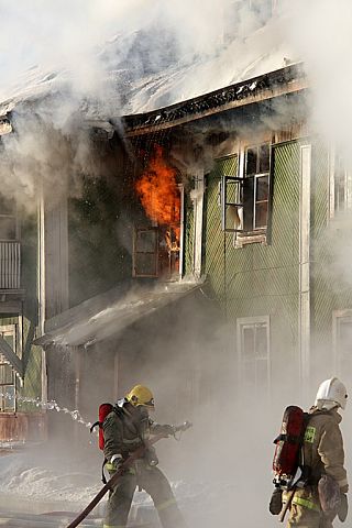 Как тушили крупный пожар в жилом доме Как тушили крупный пожар в жилом доме