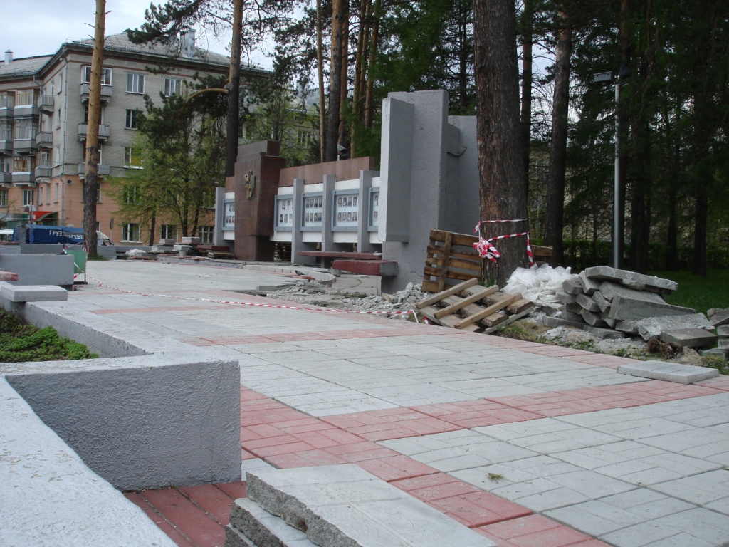 Рядом с администрацией Северска закопали бюджетные деньги Рядом с администрацией Северска закопали бюджетные деньги