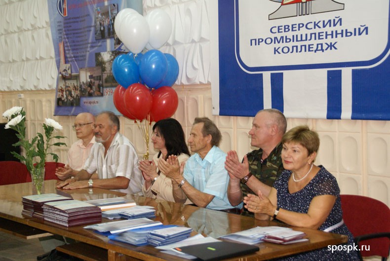 Вручение дипломов выпускникам СПК Вручение дипломов выпускникам СПК