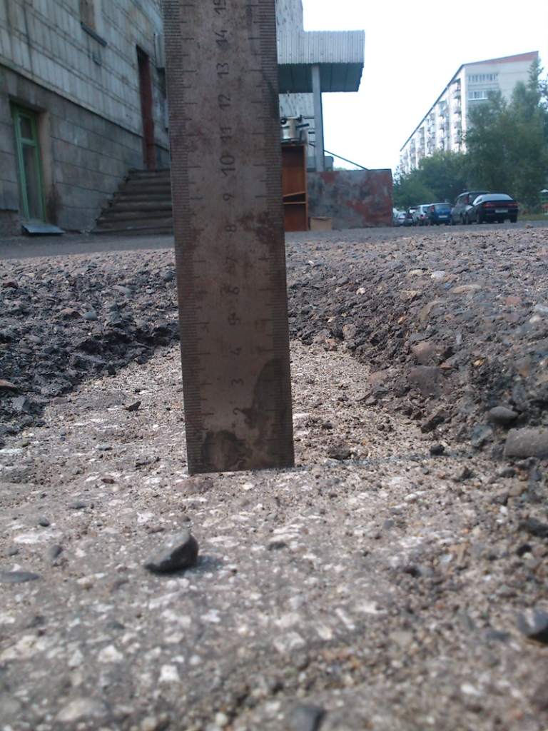 Въезд во двор с улицы Ленина 102 и 94 (северский супермаркет) Въезд во двор с улицы Ленина 102 и 94 (северский супермаркет)