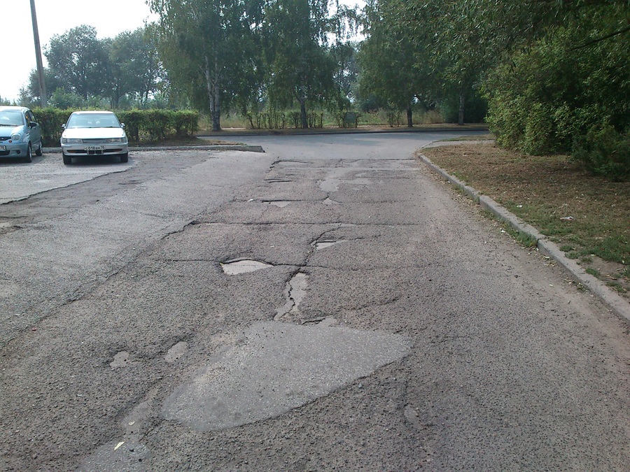 Въезд во двор с улицы Ленина 102 и 94 (северский супермаркет) Въезд во двор с улицы Ленина 102 и 94 (северский супермаркет)