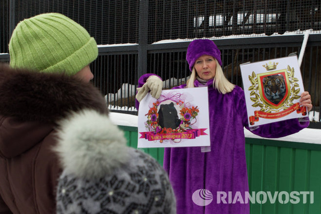 Посетители зоопарка смогли потрогать змей, улиток и тараканов Посетители зоопарка смогли потрогать змей, улиток и тараканов
